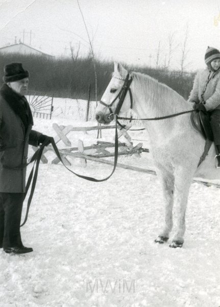 KKE 4674.jpg - Fot. Portret z koniem. Edmund Jarzynowski z wnukiem Jackiem Mierzejewskim, Olsztyn, lata 70-te XX wieku.